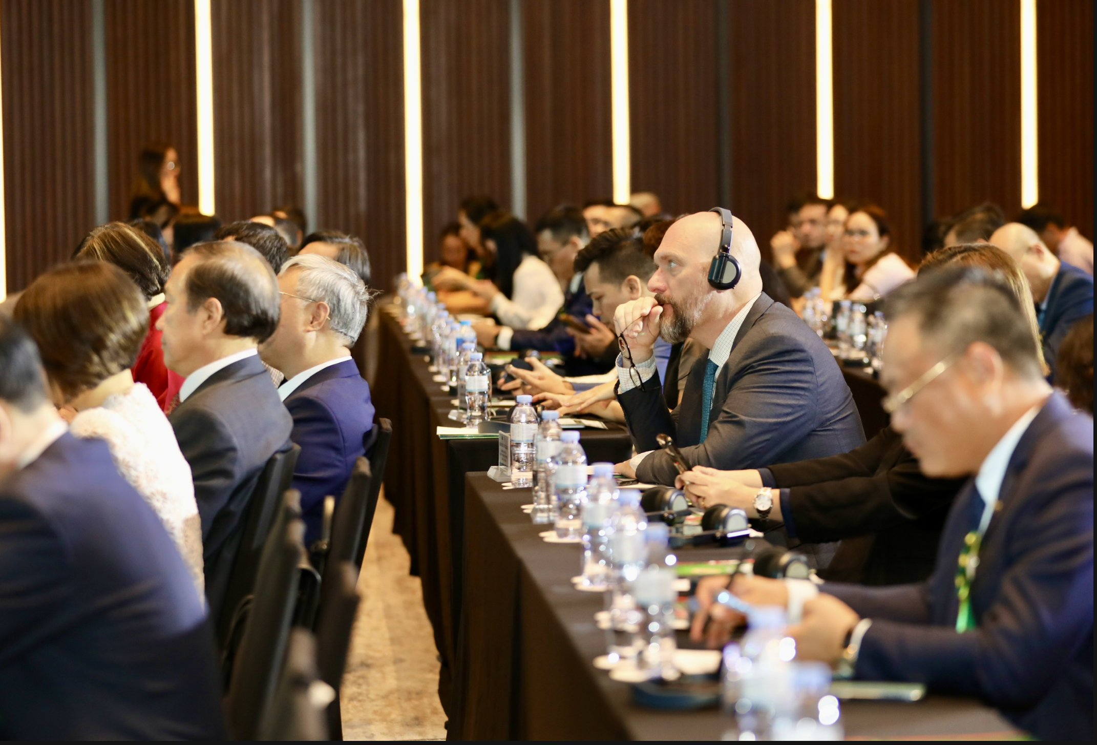 Các đại biểu tham dự diễn đàn Diễn đàn Kinh tế mới 2024, với chủ đề “Khởi tạo nền kinh tế mới: Cách mạng trong chuyển đổi số - chuyển đổi xanh và vai trò tiên phong của doanh nghiệp”. 