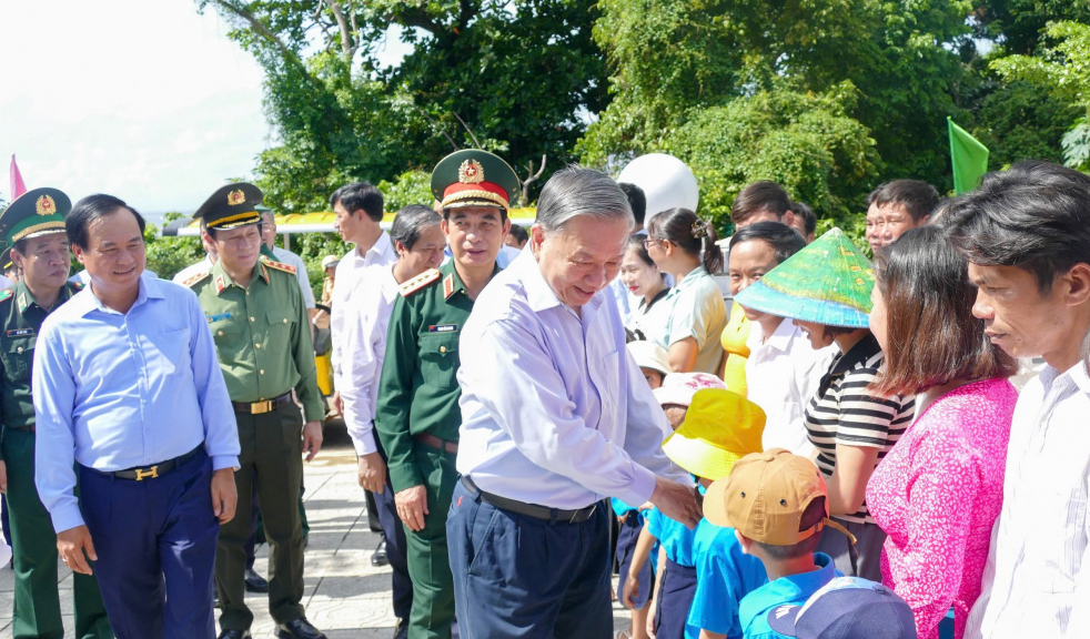 Tổng B&iacute; thư, Chủ tịch nước T&ocirc; L&acirc;m với nh&acirc;n d&acirc;n huyện đảo Cồn Cỏ, tỉnh Quảng Trị