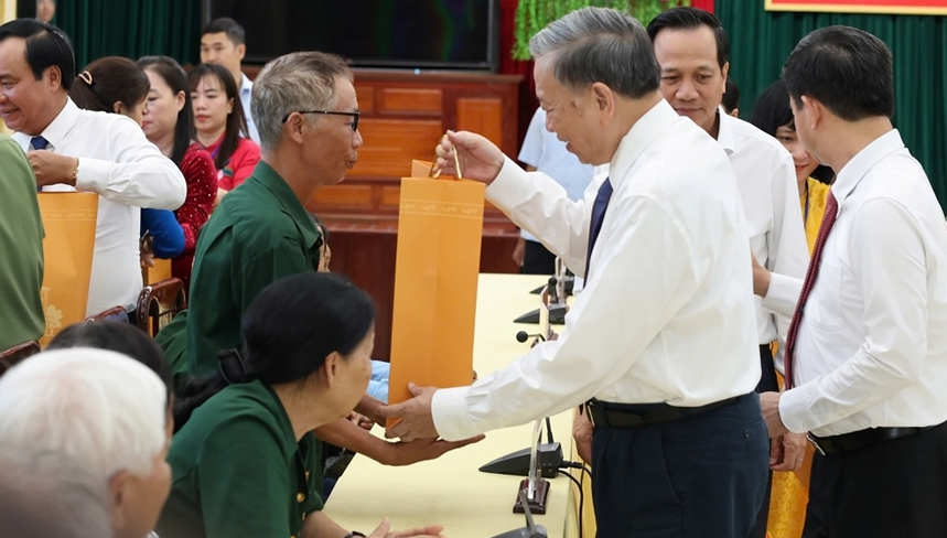 Tổng B&iacute; thư, Chủ tịch nước T&ocirc; L&acirc;m tặng qu&agrave; động vi&ecirc;n&nbsp;c&aacute;c B&agrave; mẹ Việt Nam anh h&ugrave;ng, thương bệnh binh, gia đ&igrave;nh ch&iacute;nh s&aacute;ch ti&ecirc;u biểu tỉnh Quảng Trị. Ảnh Phạm Ki&ecirc;n