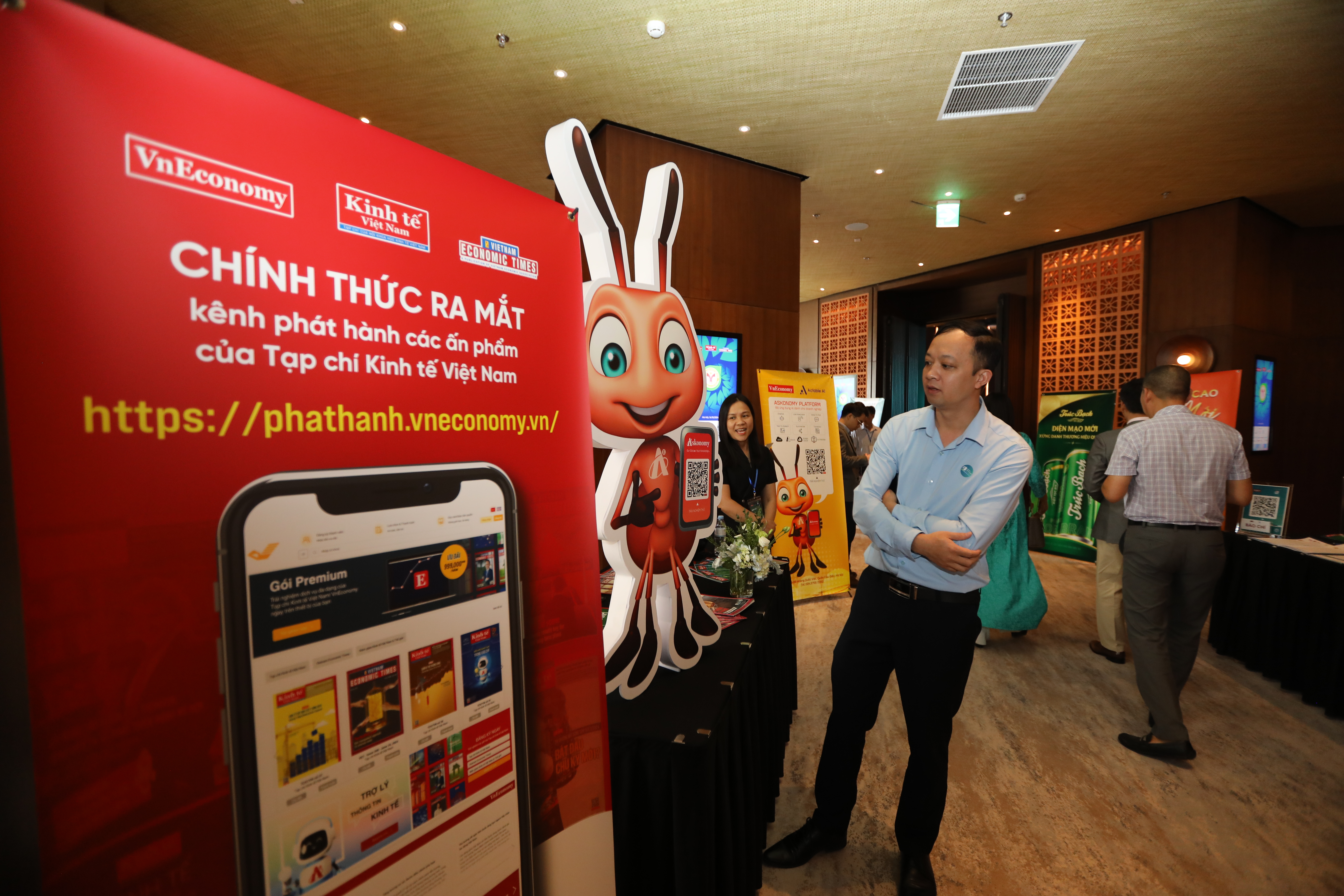 Bên lề Diễn đàn Kinh tế mới Việt Nam 2024, Tạp chí Kinh tế Việt Nam cũng như nhiều doanh nghiệp đã giới thiệu các sản phẩm công nghệ mới ứng dụng trí tuệ nhân tạo. Tạp chí Kinh tế Việt Nam tiếp tục giới thiệu “trợ lý thông tin kinh tế Askonomy