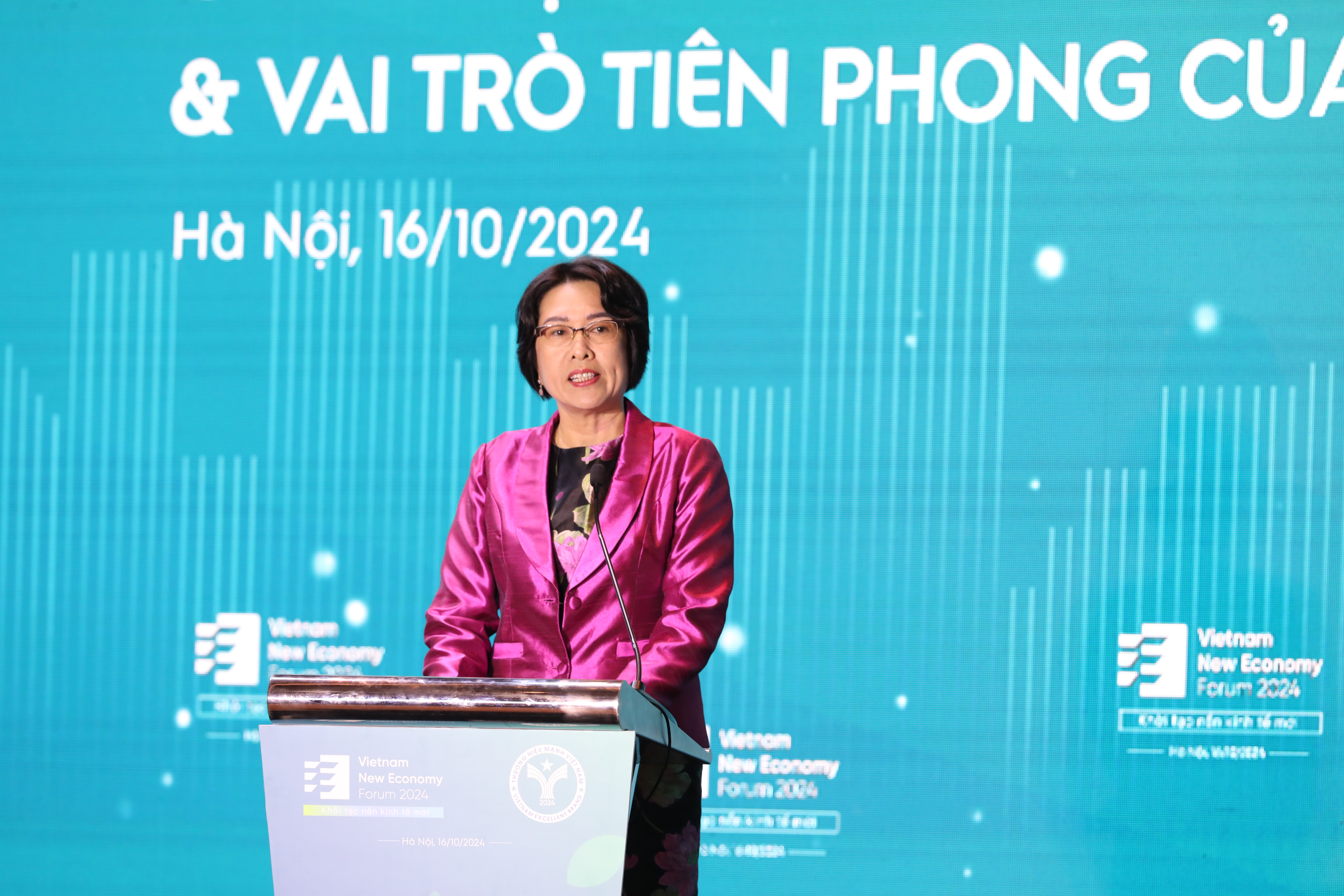 TS.Trần Thị Hồng Minh, Viện trưởng Viện Nghiên cứu Quản lý Kinh tế Trung ương (CIEM), thừa nhận thẳng thắn rằng cộng đồng doanh nghiệp chưa hiểu nhiều, chưa đầu tư nhiều, chưa triển khai nhiều, và chưa hưởng lợi nhiều từ quá trình chuyển đổi số và chuyển đổi xanh. Đối với các cơ quan hoạch định chính sách, đây chính là một thực tế đáng lo ngại, không chỉ về chất lượng của các văn bản mà còn về việc thiếu các thực tiễn ở cấp độ doanh nghiệp để xây dựng các chính sách cụ thể, “sát sườn” hơn. 
