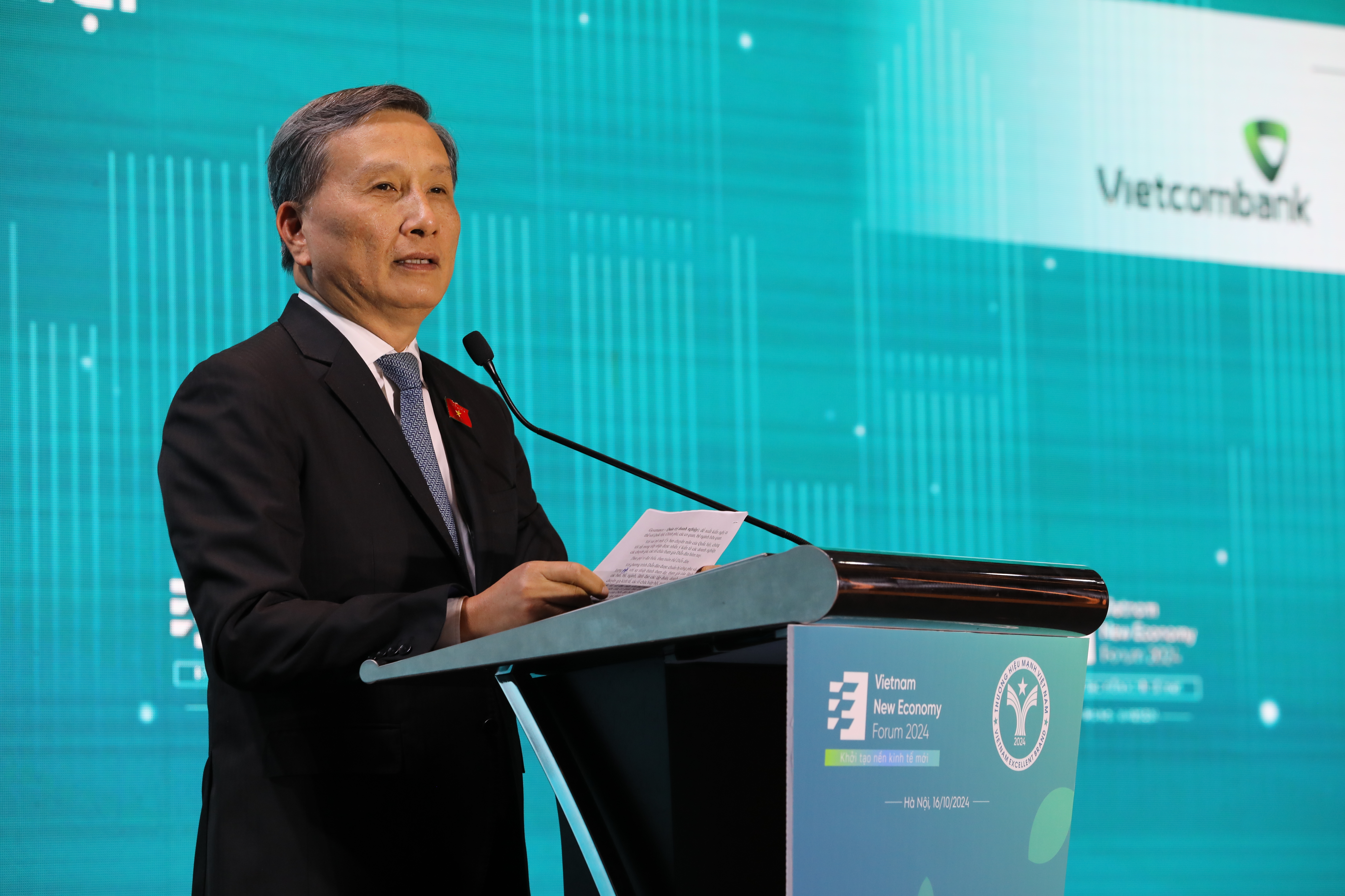 TS. Lê Quang Huy, Ủy viên Ban chấp hành Trung ương Đảng, Chủ nhiệm Ủy ban Khoa học Công nghệ và Môi trường của Quốc hội, hiện doanh nghiệp đang phải đối mặt với các khó khăn, cụ thể như nguồn vốn, tài chính xanh, nhân sự có chuyên môn và lộ trình, cách thức tiến hành, thói quen kinh doanh, công nghệ và các giải pháp kỹ thuật cụ thể… Sứ mệnh của khoa học công nghệ, chuyển đổi số, chuyển đổi xanh, chuyển đổi năng lượng không chỉ là của những người làm khoa học công nghệ, năng lượng và môi trường, của nhà hoạch định chính sách mà của tất cả các chủ thể. Trong đó phải kể đến vai trò hết sức quan trọng của các doanh nhân và doanh nghiệp...