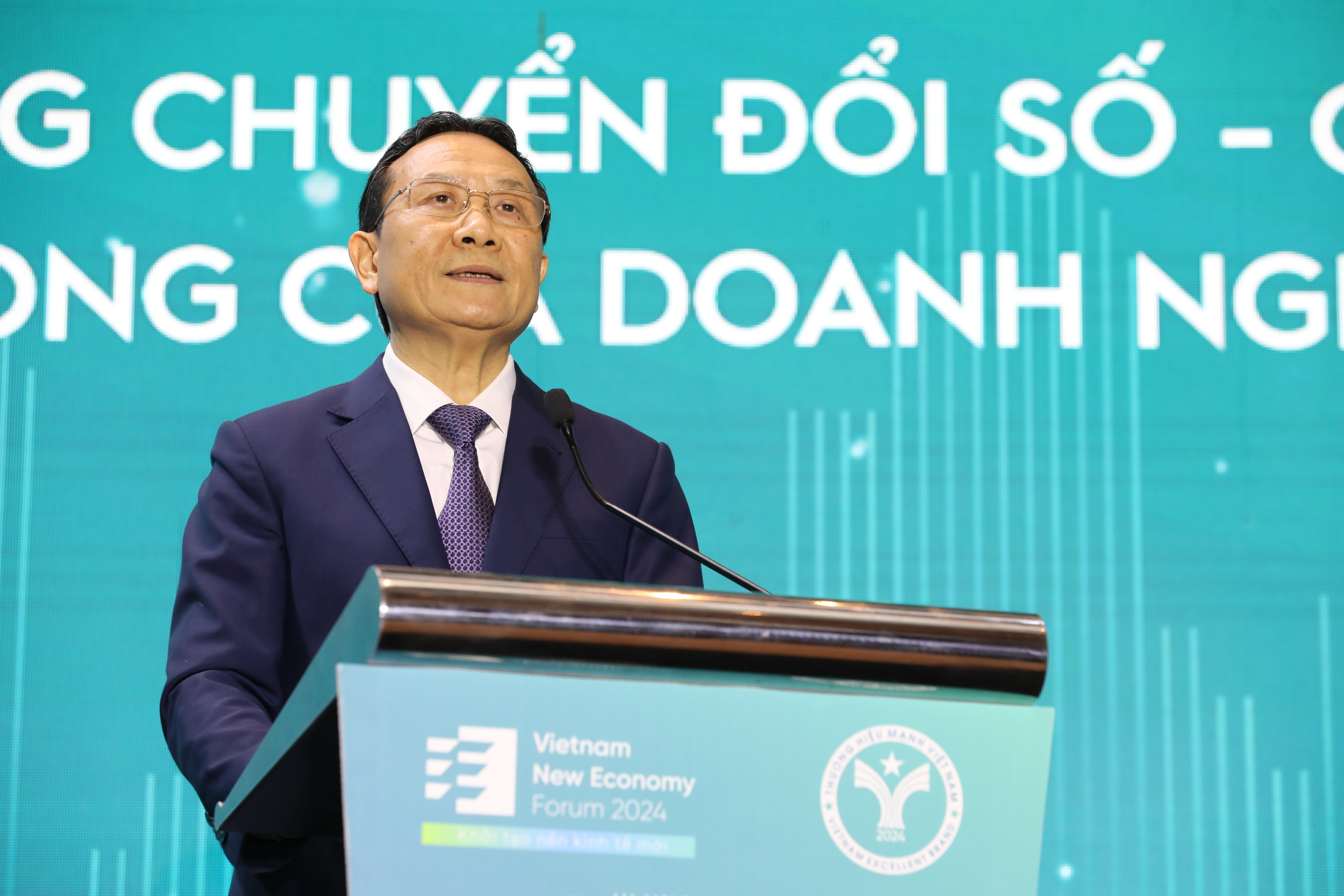 Theo PGS. TS Nguyễn Hồng Sơn, Phó trưởng Ban Kinh tế Trung ương, chuyển đổi số và chuyển đổi xanh là hai quá trình không thể tách rời, cùng hướng tới mục tiêu phát triển bền vững, hiện đại và công bằng. Những mong muốn được nêu ở trên có thể là “hơi tham” nhưng chúng tôi tin tưởng rằng với sự nhiệt tình, tâm huyết của các chuyên gia, nhà khoa học và quý vị đại biểu; với tinh thần khách quan và khoa học, Diễn đàn sẽ đáp ứng được thoải đáng cho những mong muốn đó.