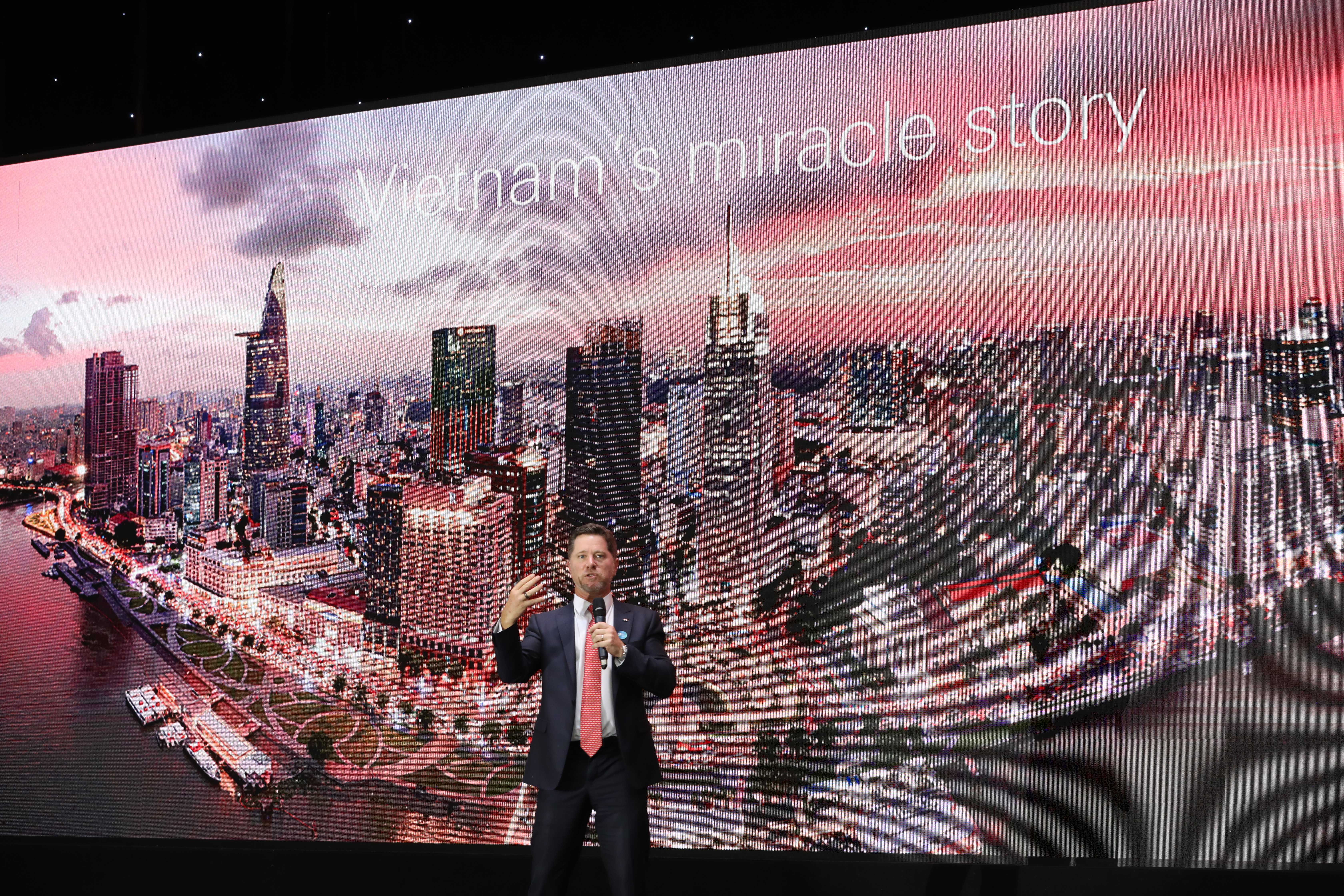 Ông Tim Evans, Tổng giám đốc HSBC Việt Nam, cho rằng Việt Nam hiện đứng thứ 2 khu vực Asean về giao dịch điện tử, chỉ sau Indonesia, quốc gia có dân số đông gấp 3 lần Việt Nam. Theo HSBC, ước tính chi phí chuyển đổi sang Net Zero toàn cầu là 3,5 nghìn tỷ USD/năm. Riêng Việt Nam cần 400 tỷ USD đến 2040 để đưa phát thải ròng về 0. Trong đó, 2 lĩnh vực có tiềm năng lớn ở Việt Nam là điện gió và điện mặt trời.