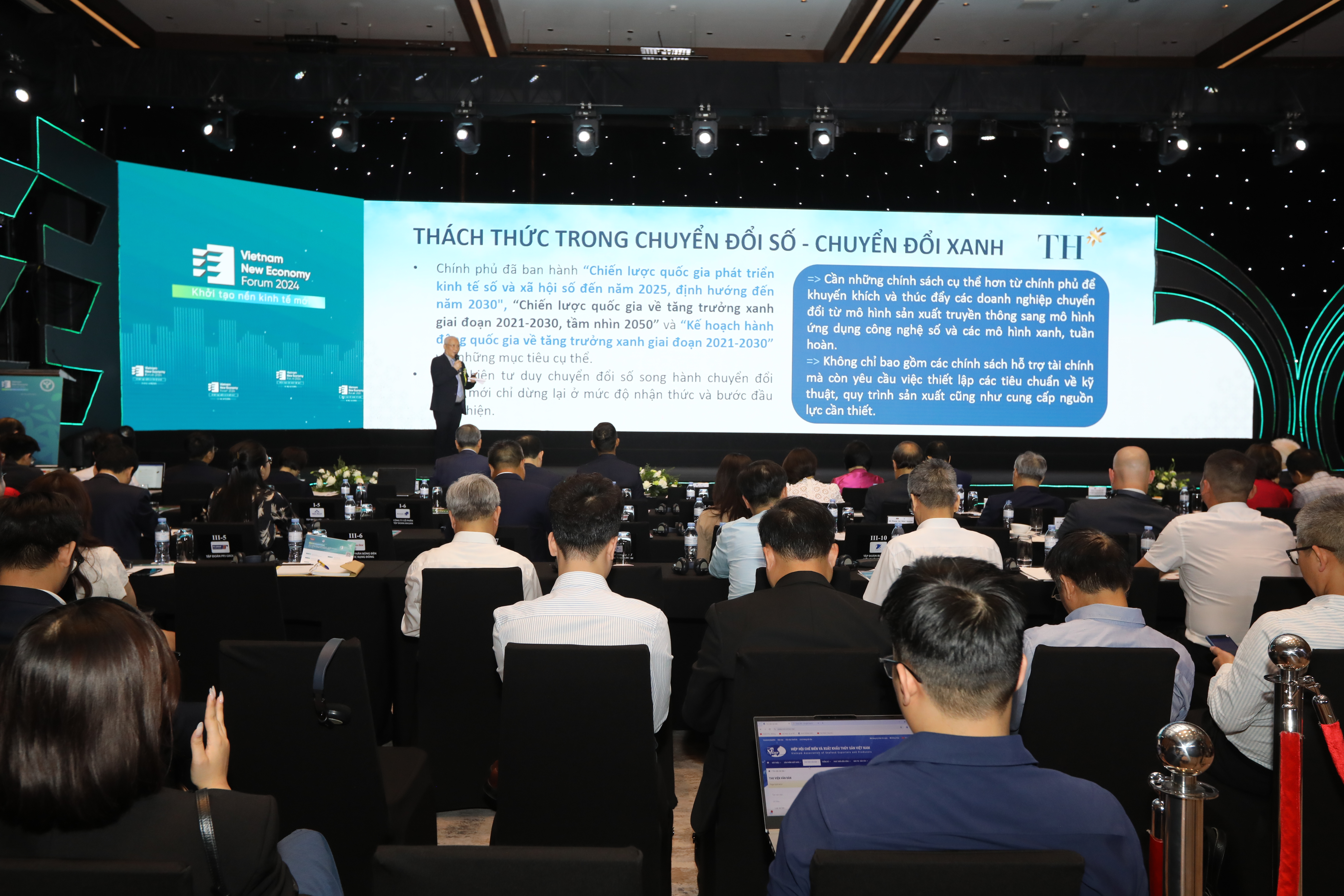 Ông Ngô Minh Hải, Chủ tịch HĐQT Tập đoàn TH cho biết, công nghệ số đã được ứng dụng ở TH từ 12-15 năm trước, ví dụ như hệ thống Chip AfiTagTM đeo ở chân bò để theo dõi sức khỏe, sản lượng sữa, thời điểm động dục, từ đó quản lý sinh sản cho bò sữa. Các phần mềm phục vụ lập khẩu phần, phối trộn chế biến và cung cấp thức ăn cho bò sữa hoàn toàn tự động bằng vi tính hóa 100%. Ứng dụng các công nghệ hàng đầu thế giới để quản lý về giống và di truyền cho bò sữa, triển khai công nghệ thụ tinh ống nghiệm (IVF) cho bò sữa.
