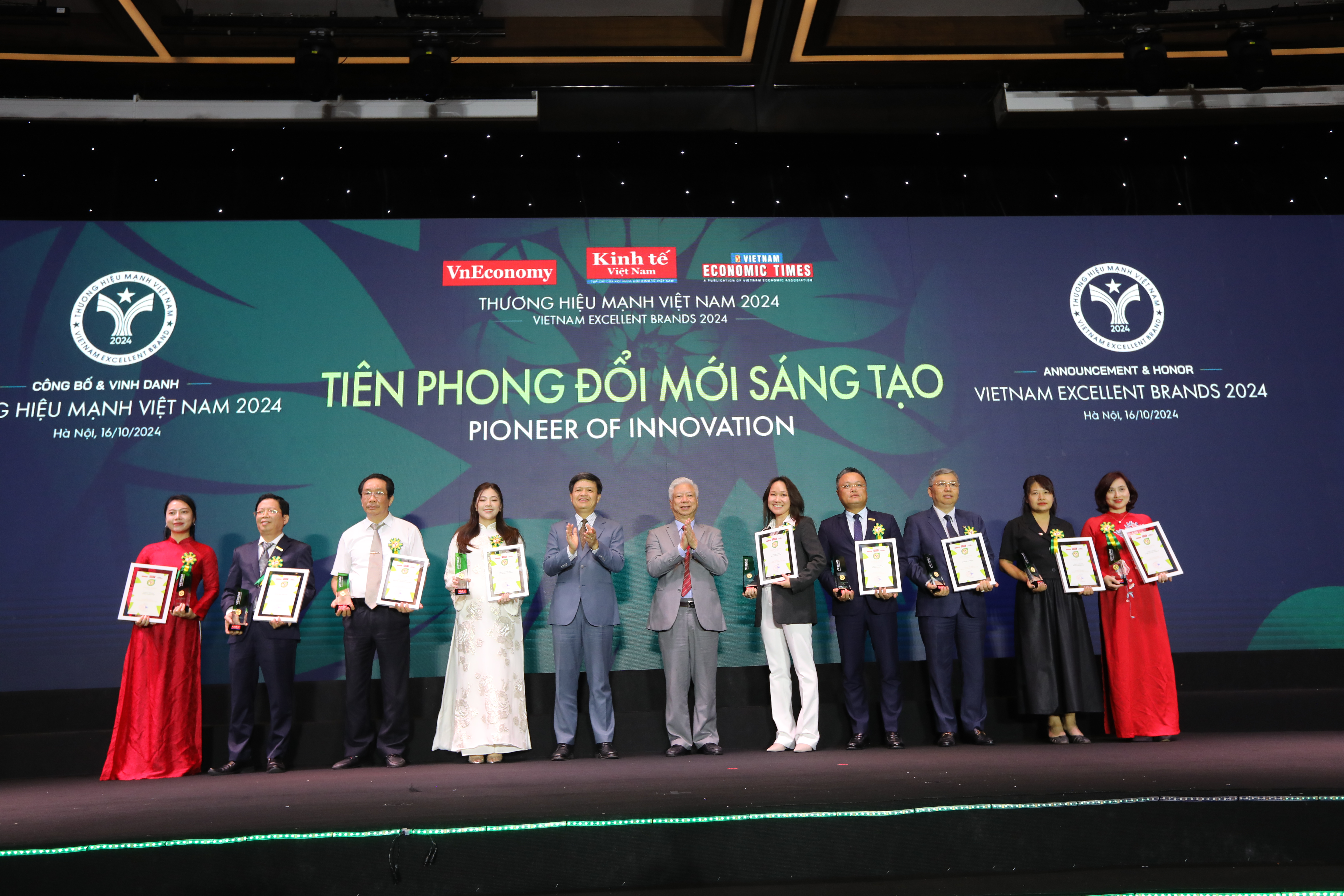 Với nhiều thành công trong chuyển đổi số, phát triển nhanh,  các doanh nghiệp như DNSE, FPT Retail, Masan High-Tech, Nam A Bank, PPJ Group, PPL, Rạng Đông, Sacombank, Techcombank, VNPT được vinh danh trong Top 10 Thương hiệu mạnh tiên phong, đổi mới sáng tạo.