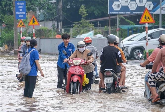 Đường sá ngập nước sau mưa hay triều cường đã và đang tấn công vùng ĐBSCL. Trong ảnh là cảnh nước ngập trên một tuyến đường ở quận Bình Thủy, TP Cần Thơ sau mưa hôm 06/10/2024. Ảnh: Thanh Liêm.