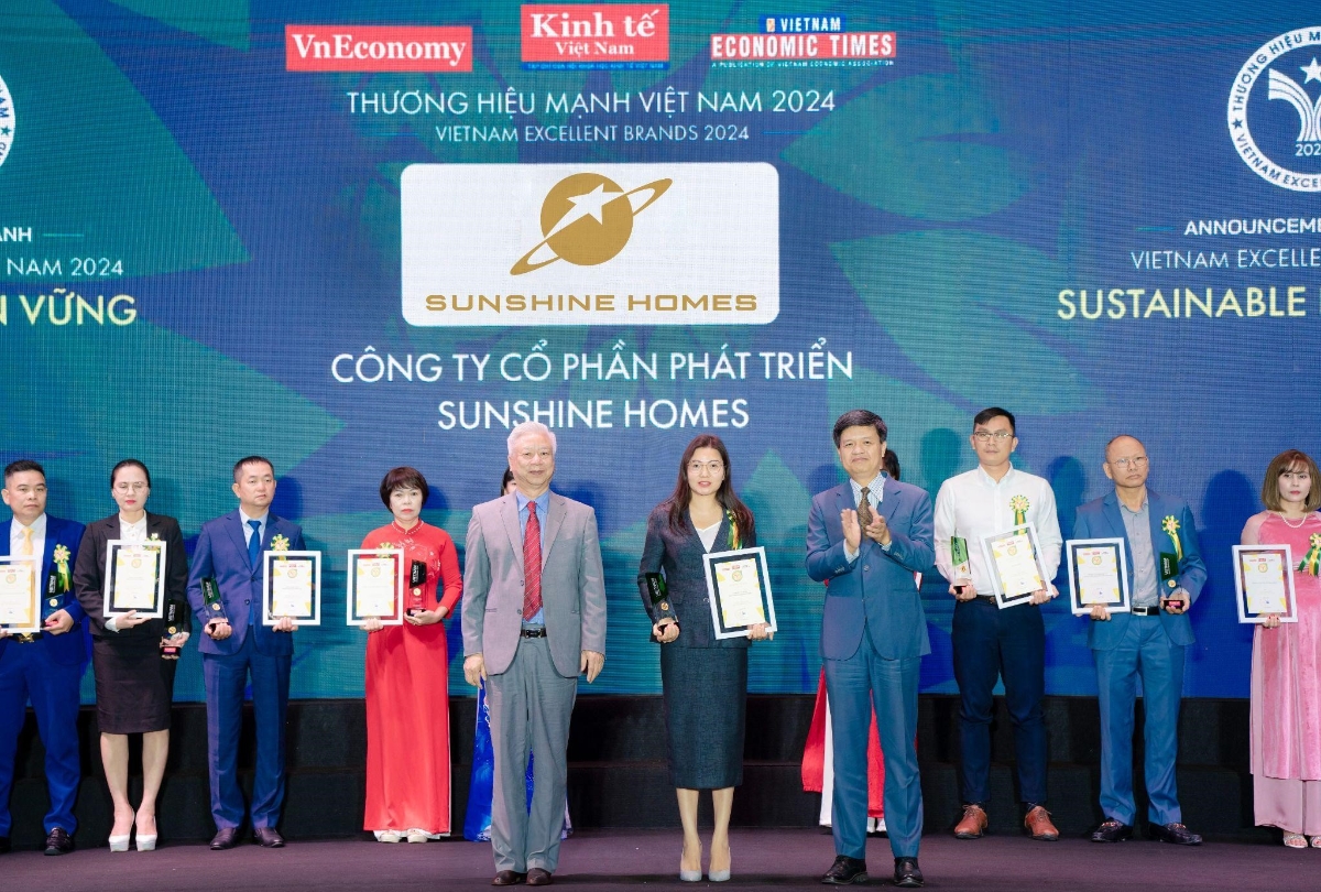 Tổng giám đốc Sunshine Homes Đỗ Thị Định  đại diện doanh nghiệp nhận vinh danh trong Top “Thương hiệu Mạnh - Phát triển bền vững năm 2024” tại Chương trình Thương hiệu Mạnh Việt Nam lần thứ 21.