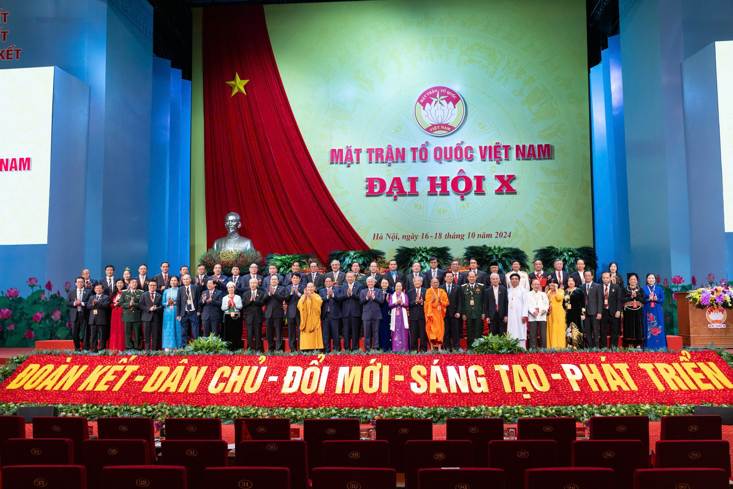 Lãnh đạo Đảng, Nhà nước chụp ảnh chung cùng các đại biểu dự Đại hội đại biểu toàn quốc Mặt trận Tổ quốc Việt Nam lần thứ X.