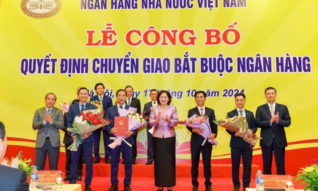Đại diện MB và OceanBank nhận chuyển giao dưới sự chứng kiến của lãnh đạo Chính phủ và các bộ/ngành.