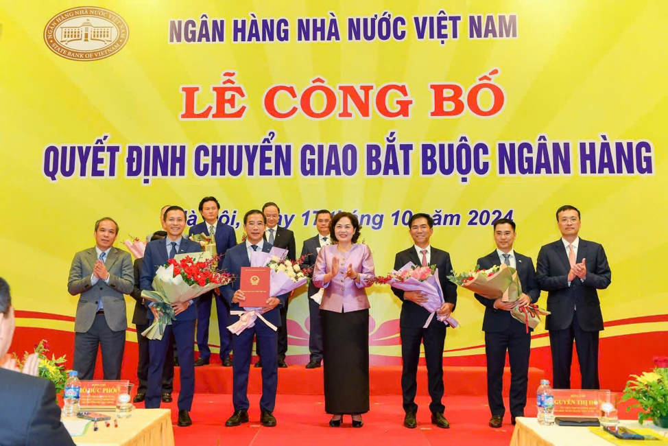 Đại diện MB và OceanBank nhận chuyển giao dưới sự chứng kiến của lãnh đạo Chính phủ và các bộ/ngành.