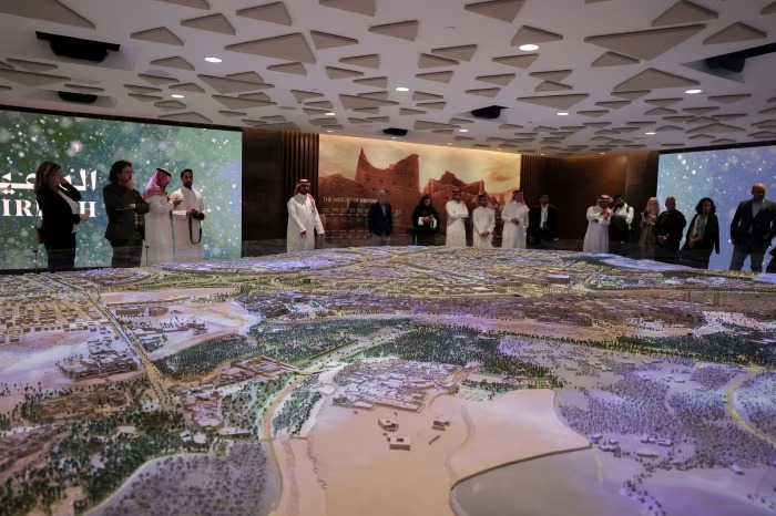Một mô hình dự án được trưng bày tại trụ sở Cơ quan Phát triển Diriyah Gate tại Saudi Arabia - Ảnh: Bloomberg