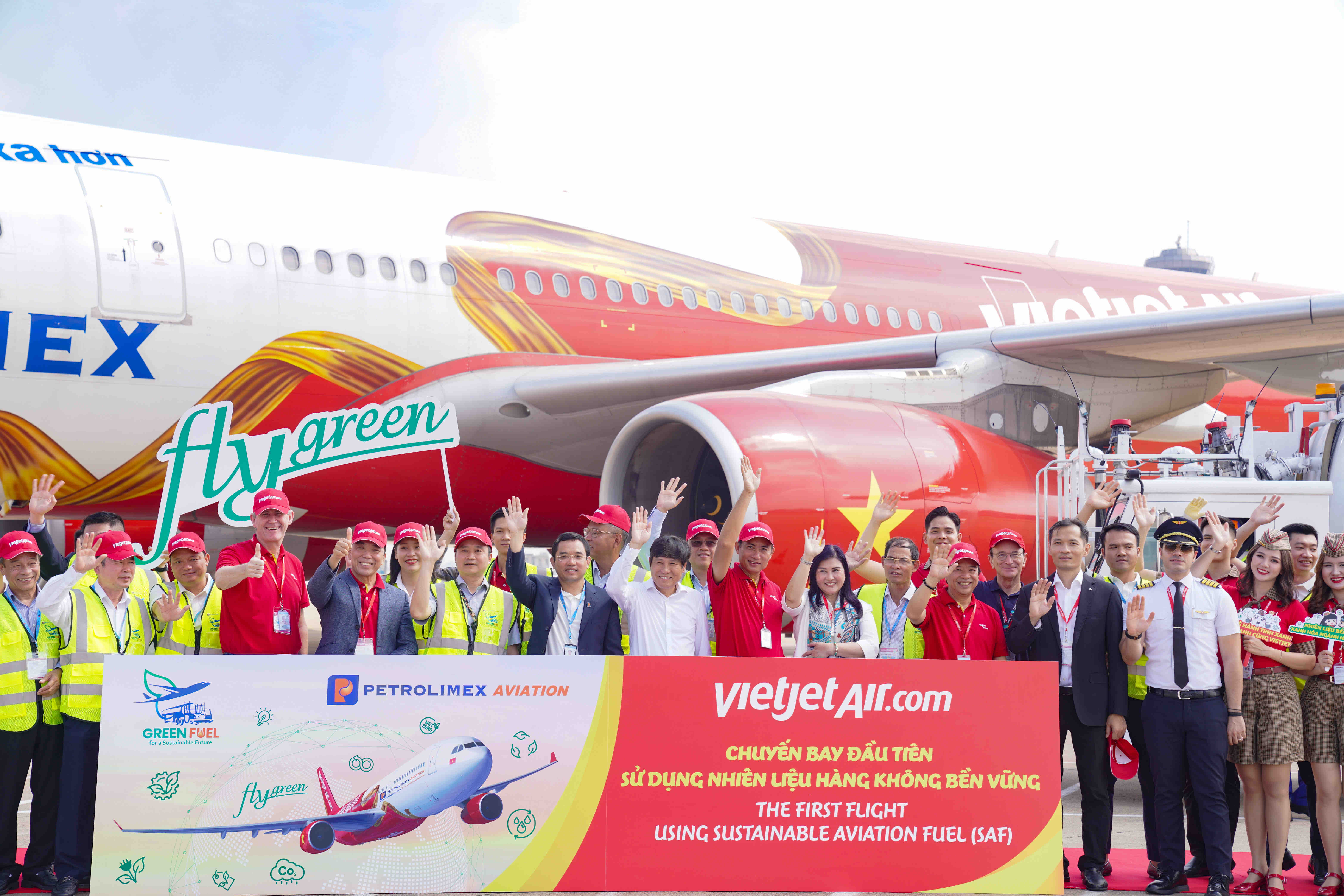 Chuyến bay đầu ti&ecirc;n được tra nạp nhi&ecirc;n liệu SAF tại Việt Nam do Vietjet khai th&aacute;c cất c&aacute;nh s&aacute;ng nay từ s&acirc;n bay T&acirc;n Sơn Nhất, TP.HCM đến Melbourne (Australia).