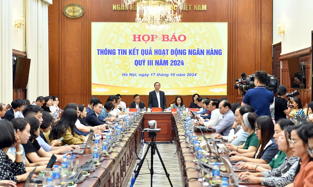 Phó Thống đốc Đào Minh Tú chủ trì họp báo chiều 17/10.