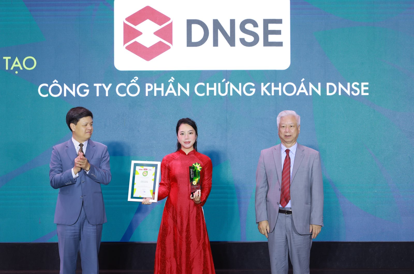 Đại diện DNSE nhận danh hiệu Top 10 Thương hiệu mạnh - Ti&ecirc;n phong đổi mới s&aacute;ng tạo.