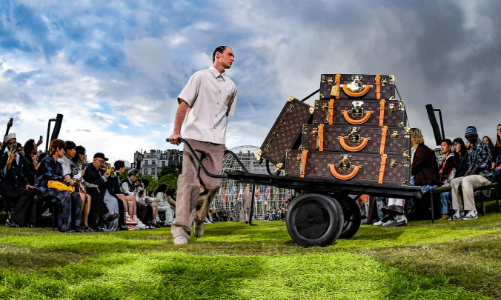 Doanh thu của LVMH là “tấm gương phản chiếu” của ngành hàng xa xỉ