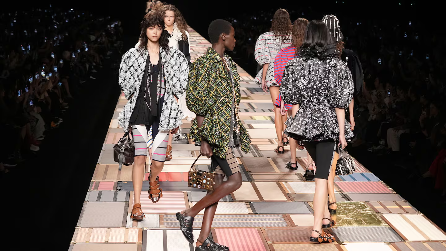 Doanh số bán hàng giảm tại LVMH có thể báo hiệu thời kỳ khó khăn hơn nữa sắp xảy đến đối với các doanh nghiệp nhỏ hơn.
