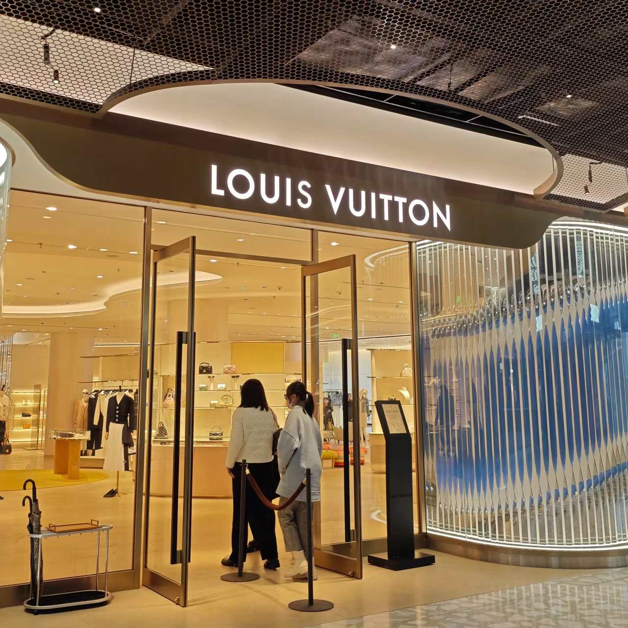 Niềm tin của người ti&ecirc;u d&ugrave;ng Trung Quốc đ&atilde; giảm xuống mức thấp nhất kể từ thời kỳ Covid-19 khiến hoạt động kinh doanh c&oacute; sự suy giảm r&otilde; rệt