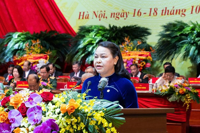 Ủy viên Trung ương Đảng, Phó Chủ tịch - Tổng Thư ký UBTƯ MTTQ Việt Nam khóa IX Nguyễn Thị Thu Hà trình bày Báo cáo chính trị tại Đại hội.