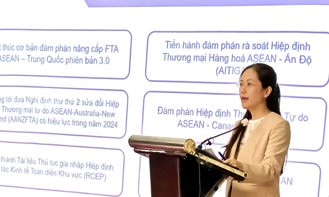 Bà Nguyễn Việt Chi, Phó Vụ trưởng, Vụ Chính sách Thương mại Đa biên chia sẻ thông tin về Hiệp định khung về kinh tế số ASEAN tai Hội nghị cung cấp thông tin về tình hình và định hướng hợp tác ASEAN chiều ngày 17/10.