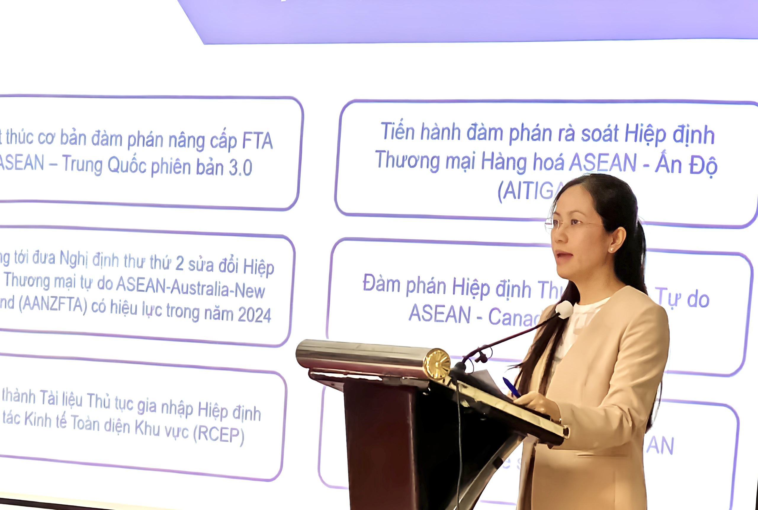 Bà Nguyễn Việt Chi, Phó Vụ trưởng, Vụ Chính sách Thương mại Đa biên chia sẻ thông tin về Hiệp định khung về kinh tế số ASEAN tai Hội nghị cung cấp thông tin về tình hình và định hướng hợp tác ASEAN chiều ngày 17/10.