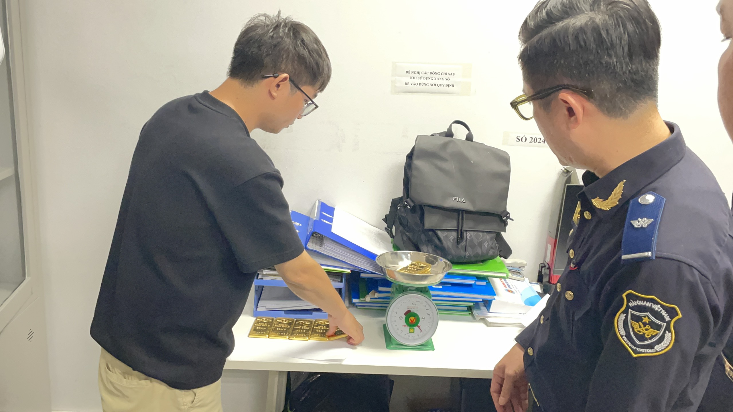 Hải quan Nội Bài liên tiếp phát hiện 3 vụ khách nhập cảnh giấu kim loại nghi là vàng trong tháng 10.