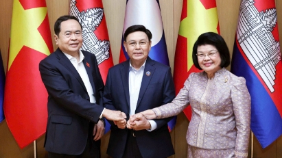 Top legislators of Vietnam, Laos, and Cambodia meet in Vientiane