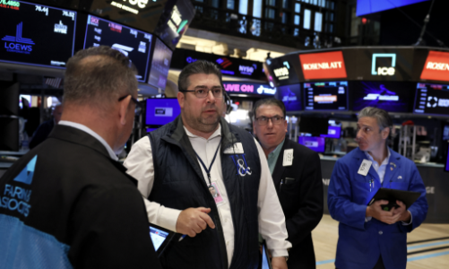 Chứng khoán Mỹ hồi phục dù còn lo về lãi suất, giá dầu tăng hơn 3% do tin Ukraine