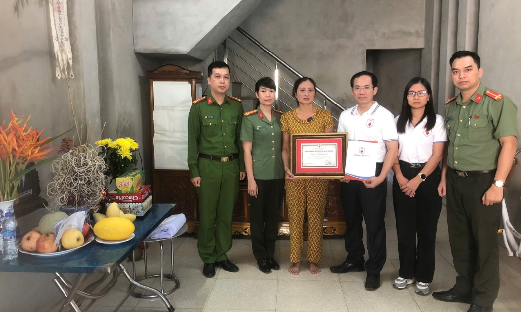 Hiệp hội Phòng cháy chữa cháy và Cứu nạn cứu hộ Việt Nam và Đoàn Thanh niên Bộ Tư lệnh Cảnh vệ - Bộ Công an đến thăm hỏi, động viên gia đình anh Nguyễn Văn Thi.