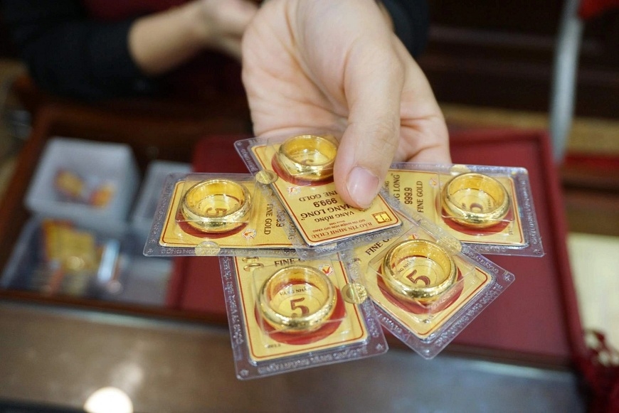 Giá vàng nhẫn do SJC niêm yết trải qua 1 tuần tăng dựng đứng, tăng 2,05 triệu/lượng chiều mua và 1,75 triệu đồng/lượng chiều bán ra.