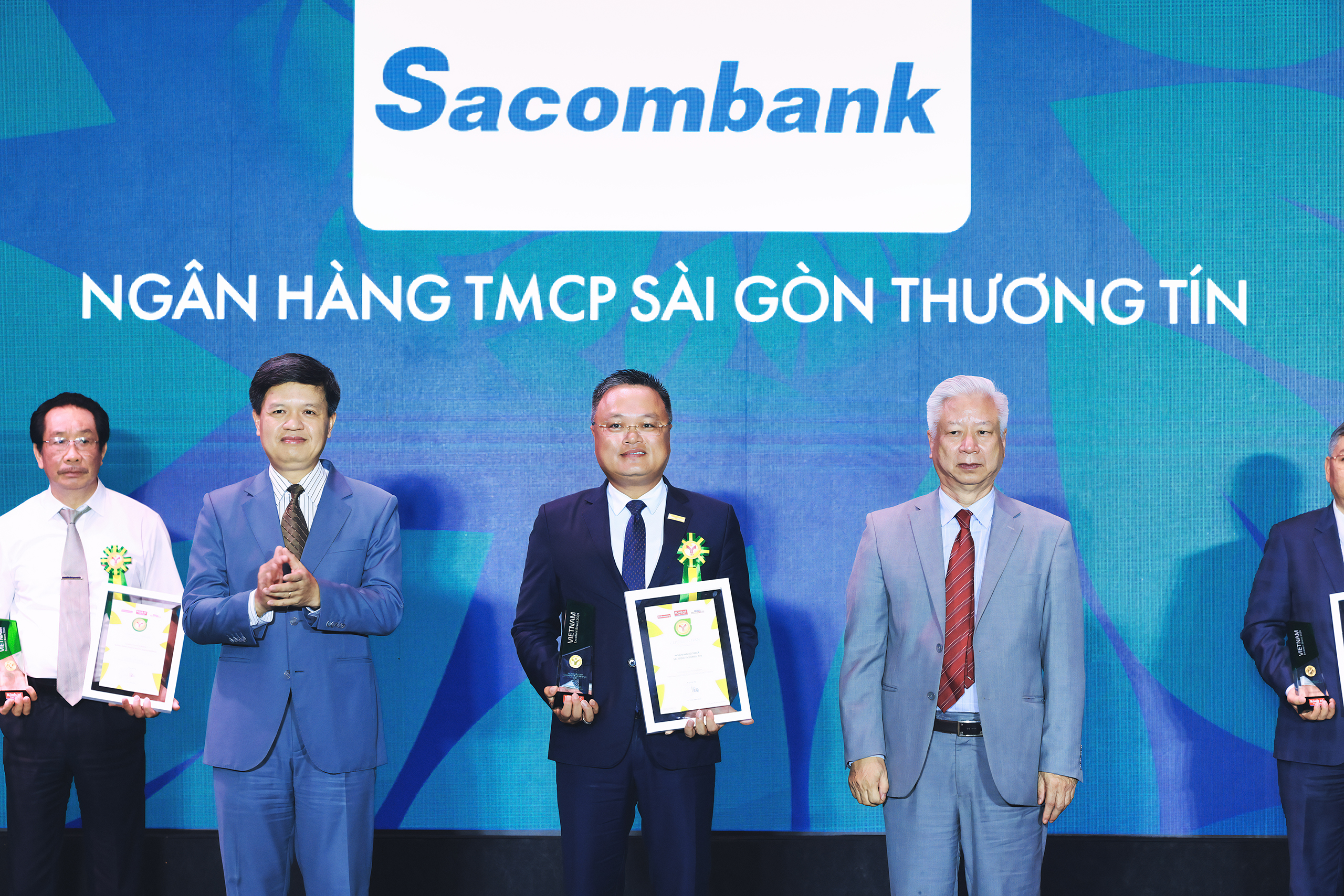Đại diện Sacombank, ông Trần Anh Việt - Giám đốc Khu vực TP. Hà Nội, nhận giải thưởng Thương hiệu mạnh Việt Nam 2024.