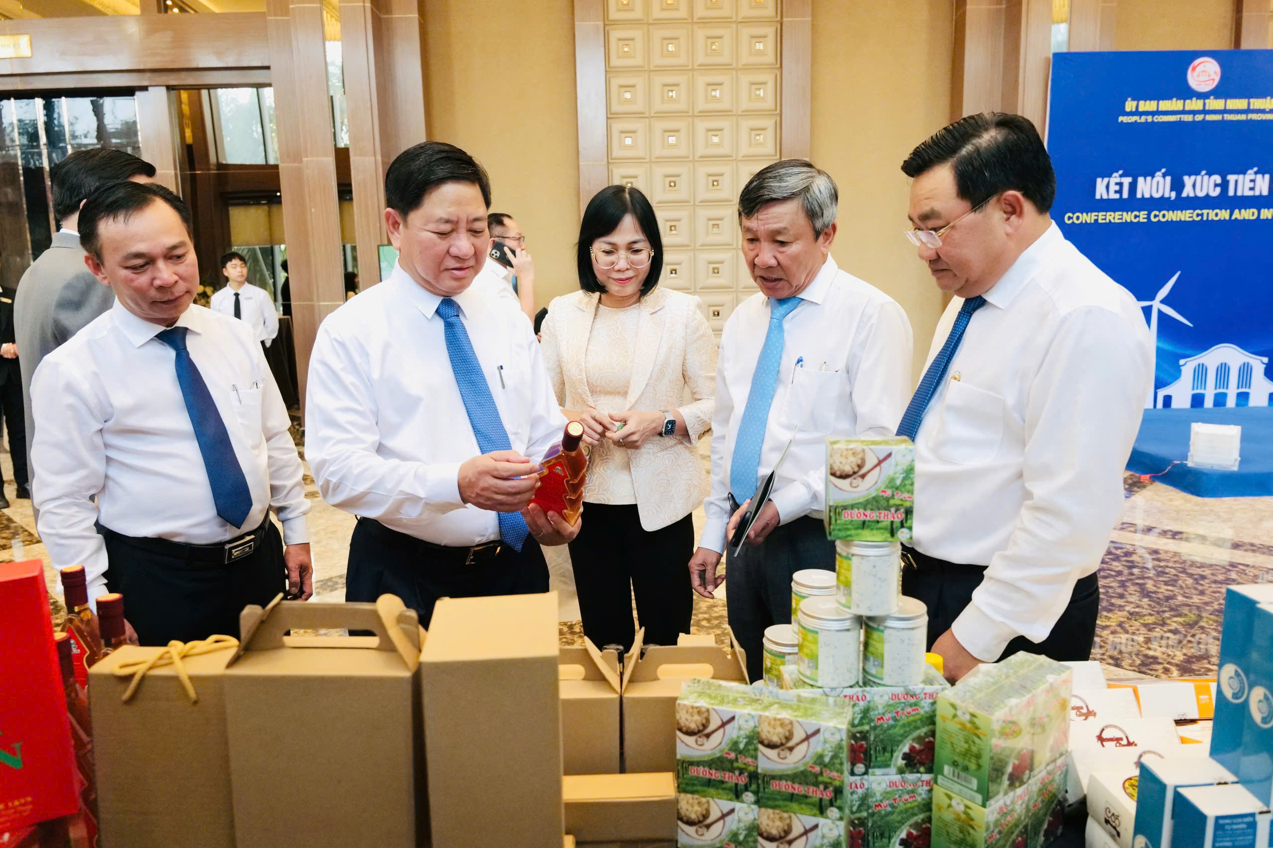 Chủ tịch UBND tỉnh Ninh Thuận Trần Quốc Nam (thứ 2 trái sang) cùng các đại biểu tham quan các gian hàng trưng bày sản phẩm đặc sản các địa phương bên lề hội nghị.