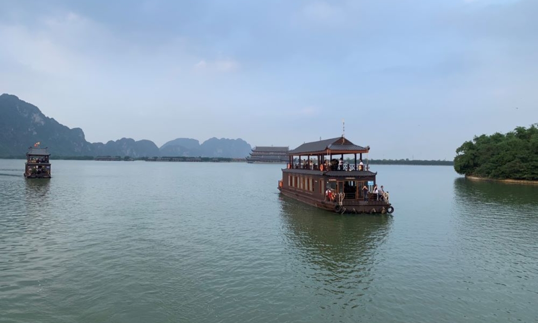 Thuyền đưa du khách ngắm cảnh trên hồ Lục Nhạc tại Khu du lịch Tam Chúc.