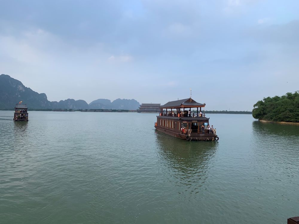 Thuyền đưa du khách ngắm cảnh trên hồ Lục Nhạc tại Khu du lịch Tam Chúc.