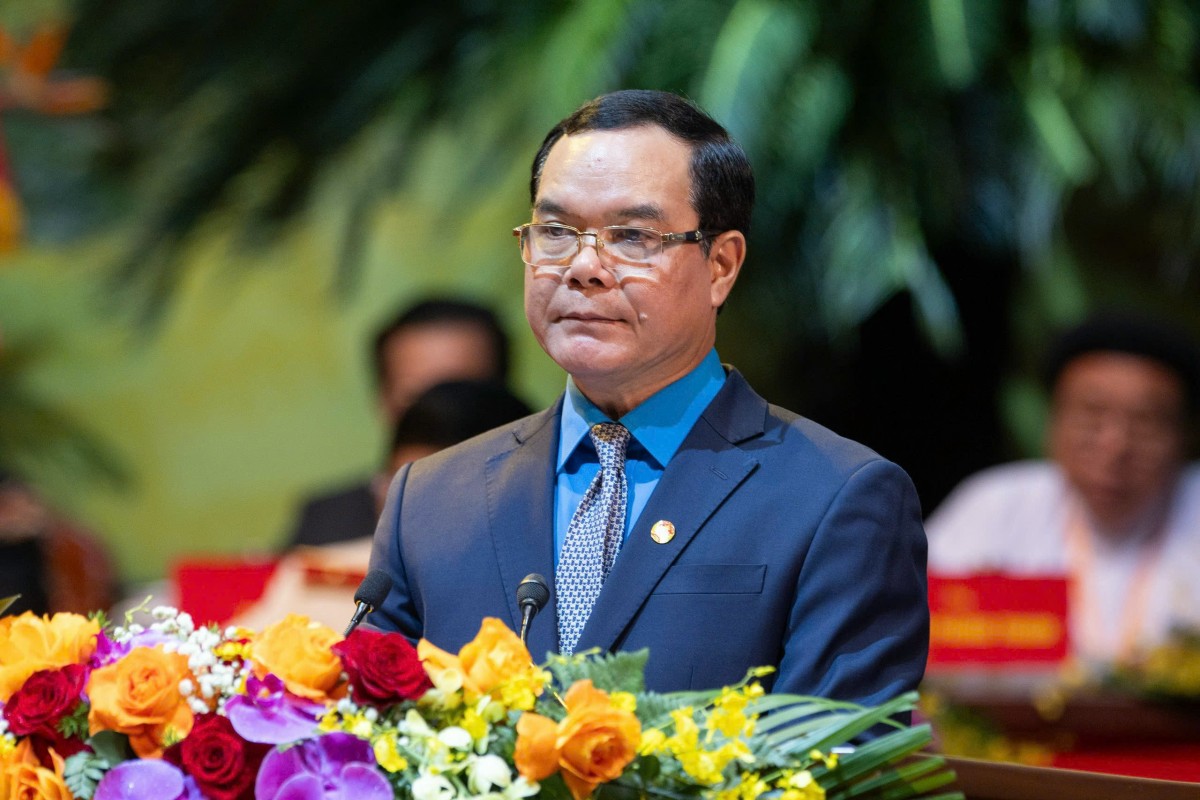 Ông Nguyễn Đình Khang, Ủy viên Trung ương Đảng, Chủ tịch Tổng Liên đoàn Lao động Việt Nam trình bày báo cáo tổng hợp ý kiến.