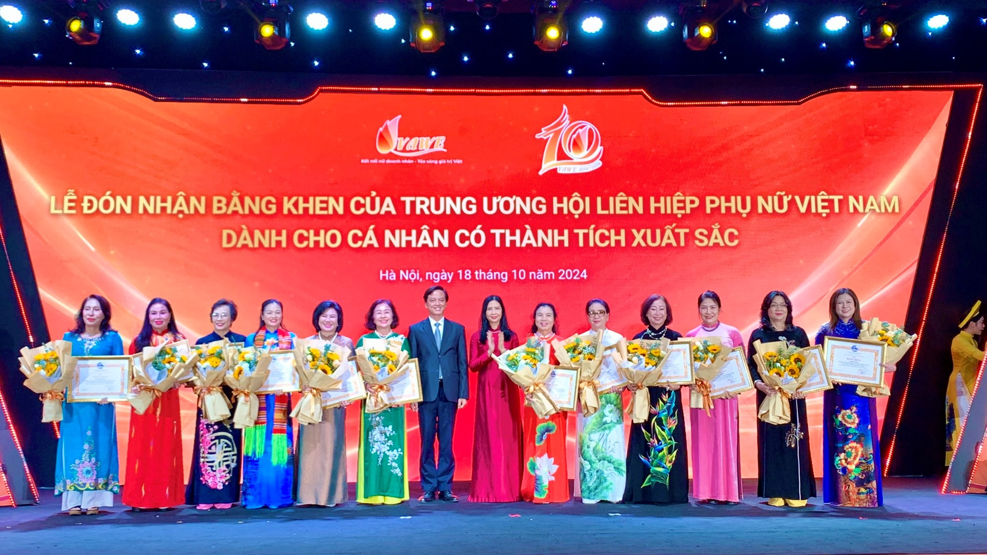 Các nữ doanh nhân được nhận Bằng khen của Trung ương Hội LHPN Việt Nam.