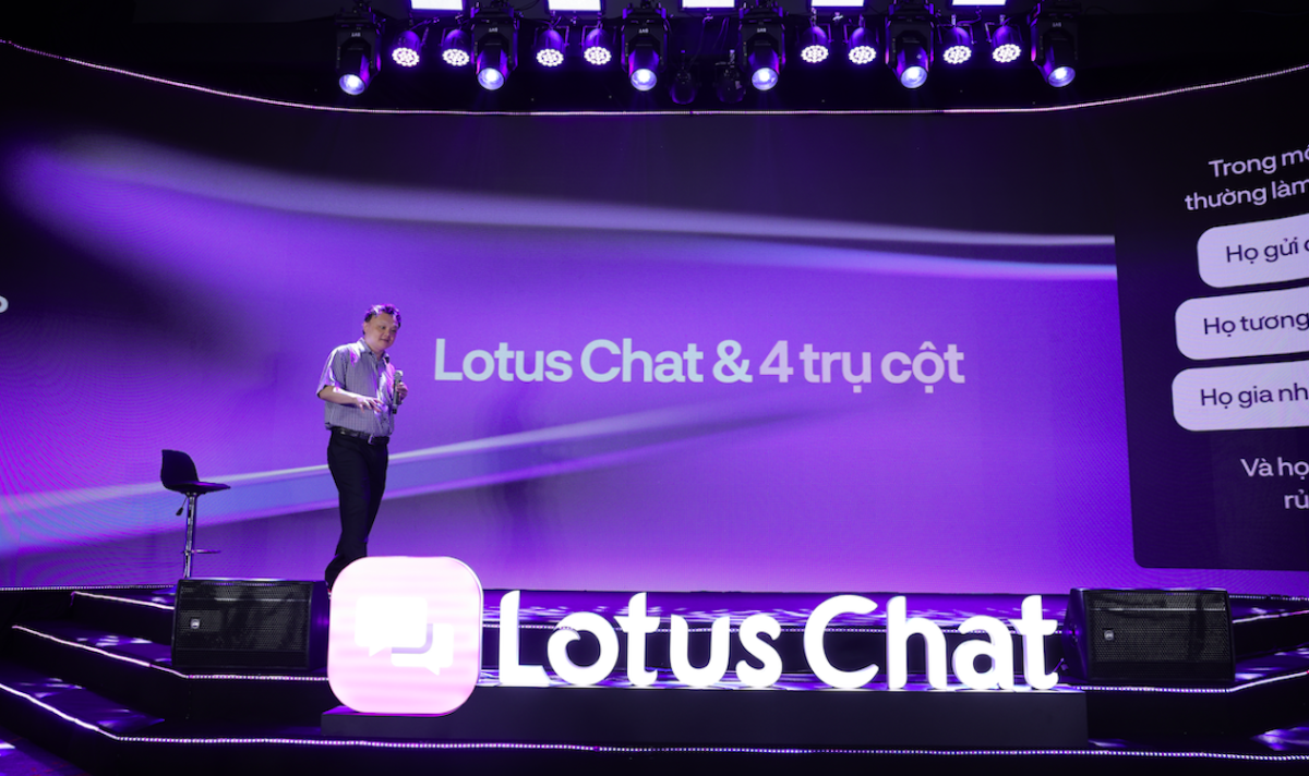 Ông Nguyễn Thế Tân, Tổng Giám đốc Công ty Cổ phần VCCorp giới thiệu ứng dụng nhắn tin Lotus Chat.