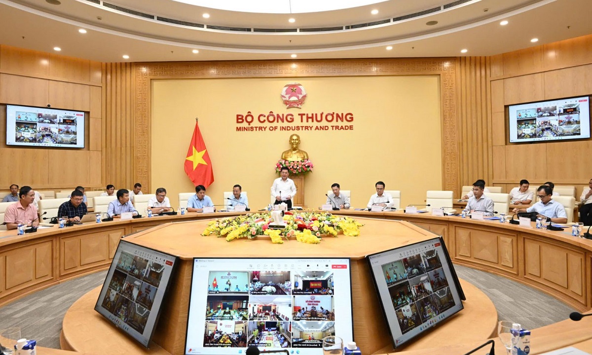 Bộ trưởng Nguyễn Hồng Di&ecirc;n chủ tr&igrave; cuộc họp&nbsp;về t&igrave;nh h&igrave;nh triển khai c&aacute;c dự &aacute;n lưới điện quan trọng.