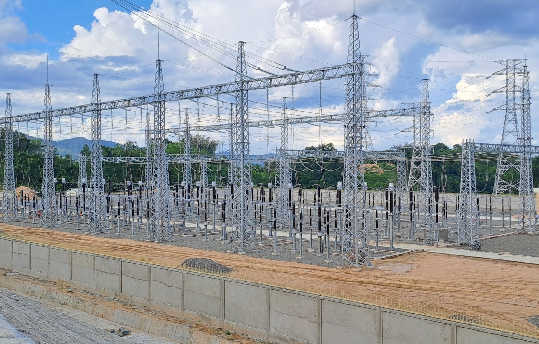 Trạm cắt 220 kV Đăk Ooc phục vụ nhập khẩu điện từ Lào về Việt Nam.