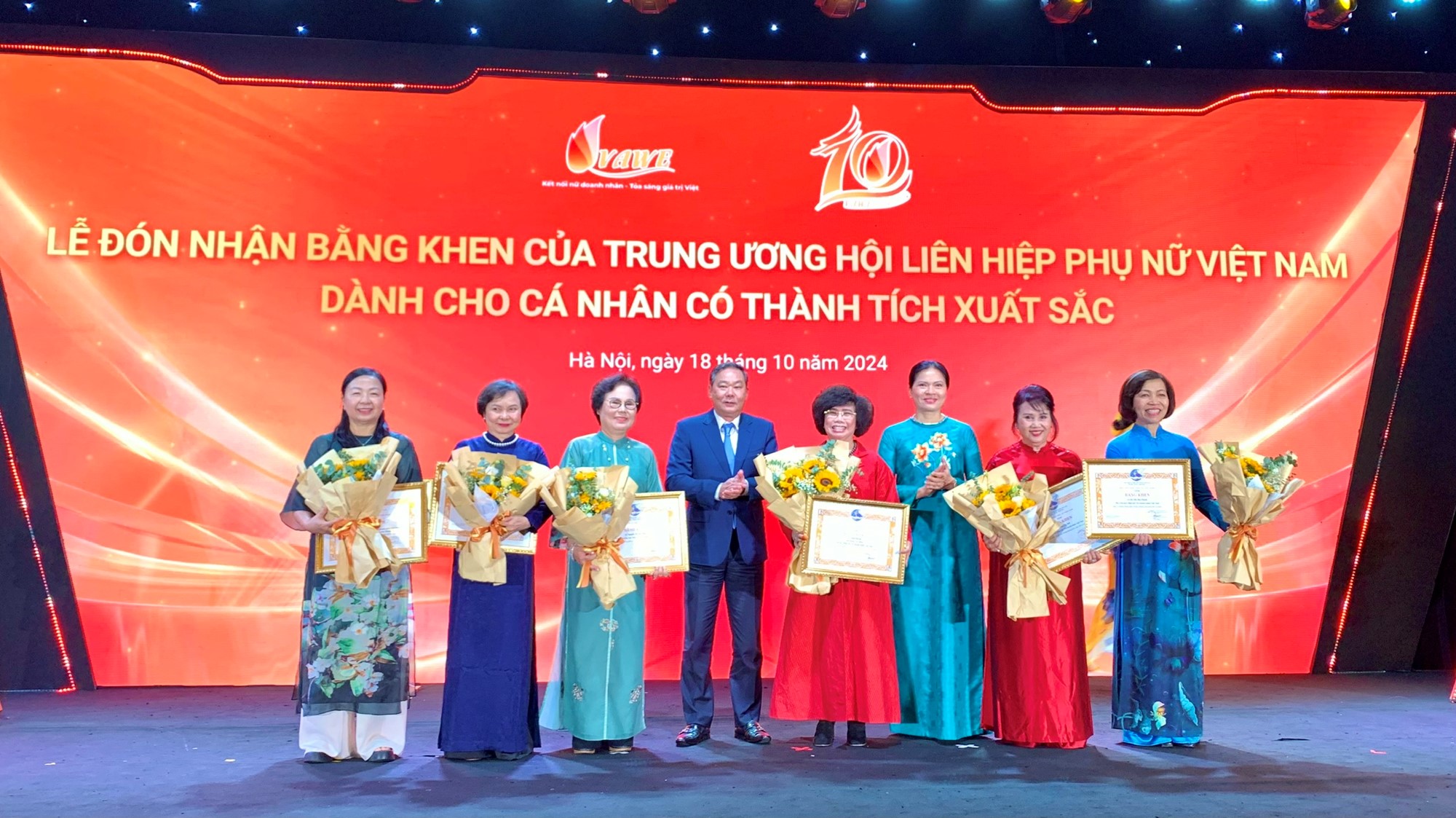  Bà Hà Thị Nga, Chủ tịch Hội LHPN Việt Nam và ông Lê Hồng Sơn, Phó Chủ tịch Thường trực UBND thành phố Hà Nội, trao Bằng khen của Trung ương Hội LHPN Việt Nam cho các nữ doanh nhân xuất sắc.