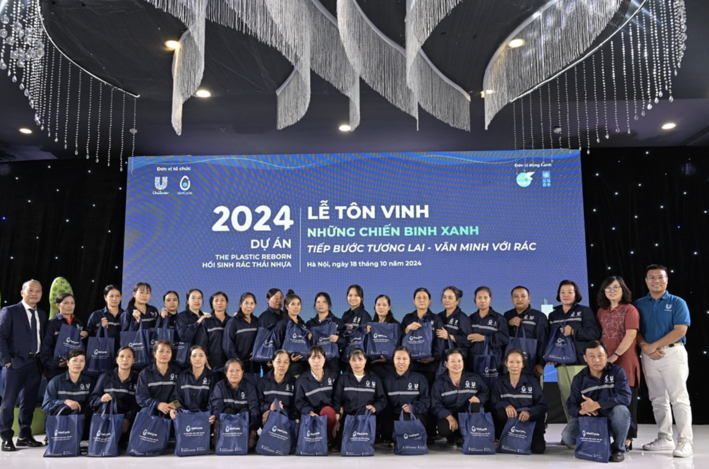 &ldquo;Lễ t&ocirc;n vinh những Chiến binh xanh: Tiếp bước tương lai- Văn minh với r&aacute;c&rdquo;.