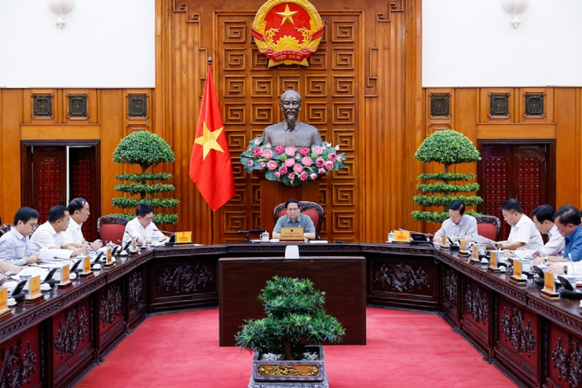 Thủ tướng Chính phủ Phạm Minh Chính chủ trì cuộc họp về tình hình triển khai các dự án quan trọng của PVN và  EVN. Ảnh: VGP.