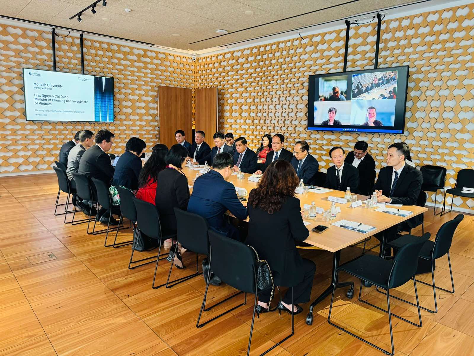 Bộ trưởng Nguyễn Chí Dũng làm việc tại Đại học Monash.