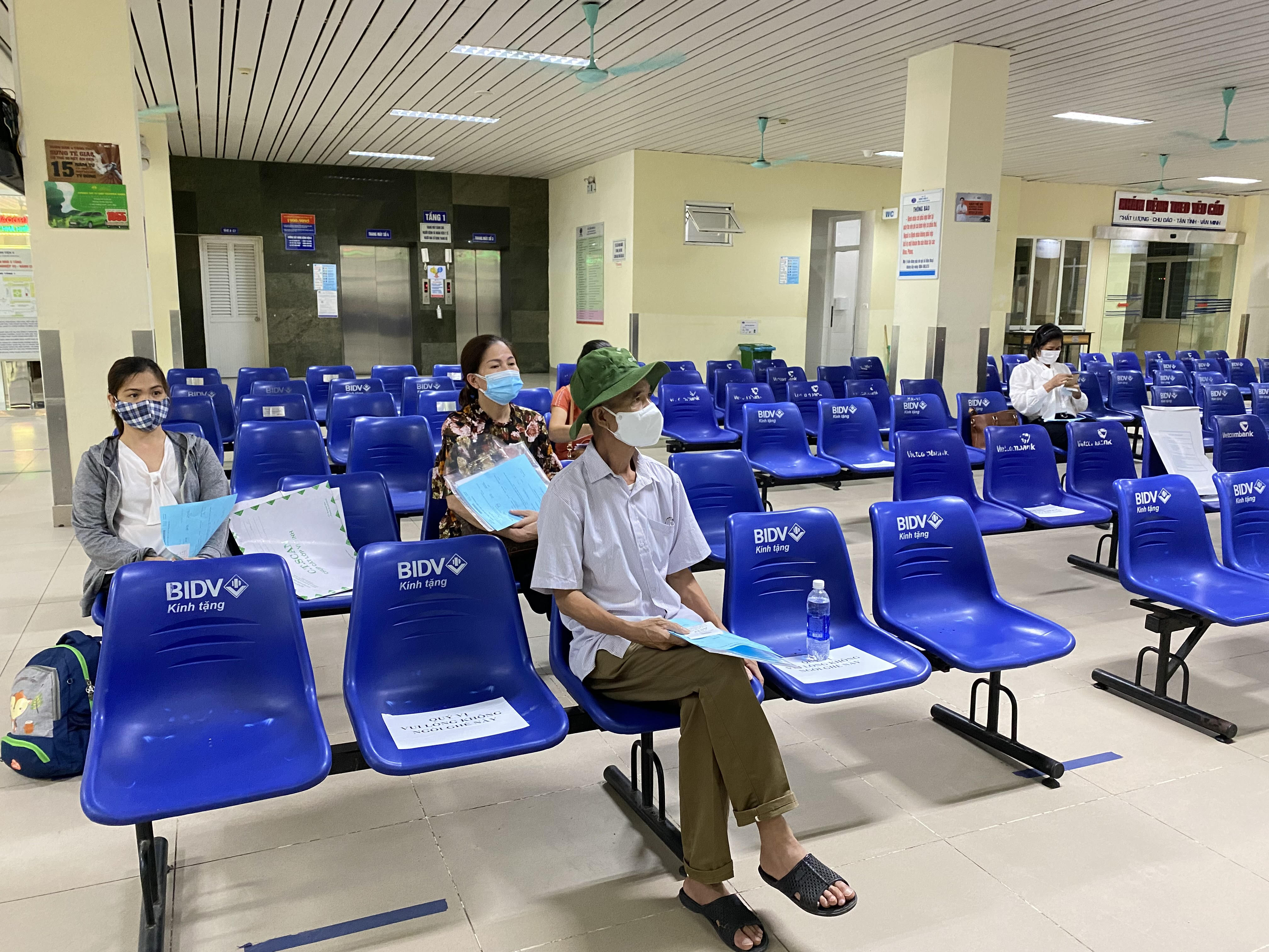 Người dân đi khám chữa bệnh. Ảnh minh họa: Internet.