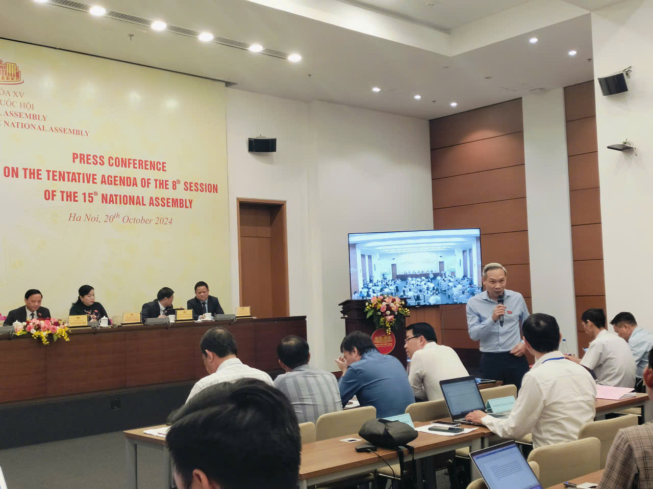 &Ocirc;ng Phan Đức Hiếu, Ủy vi&ecirc;n Thường trực Ủy ban Kinh tế của Quốc hội th&ocirc;ng tin với b&aacute;o ch&iacute;.