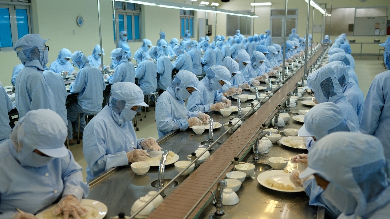 Tinh chế yến sào tại Nhà máy Chế Biến Nguyên liệu Yến sào.