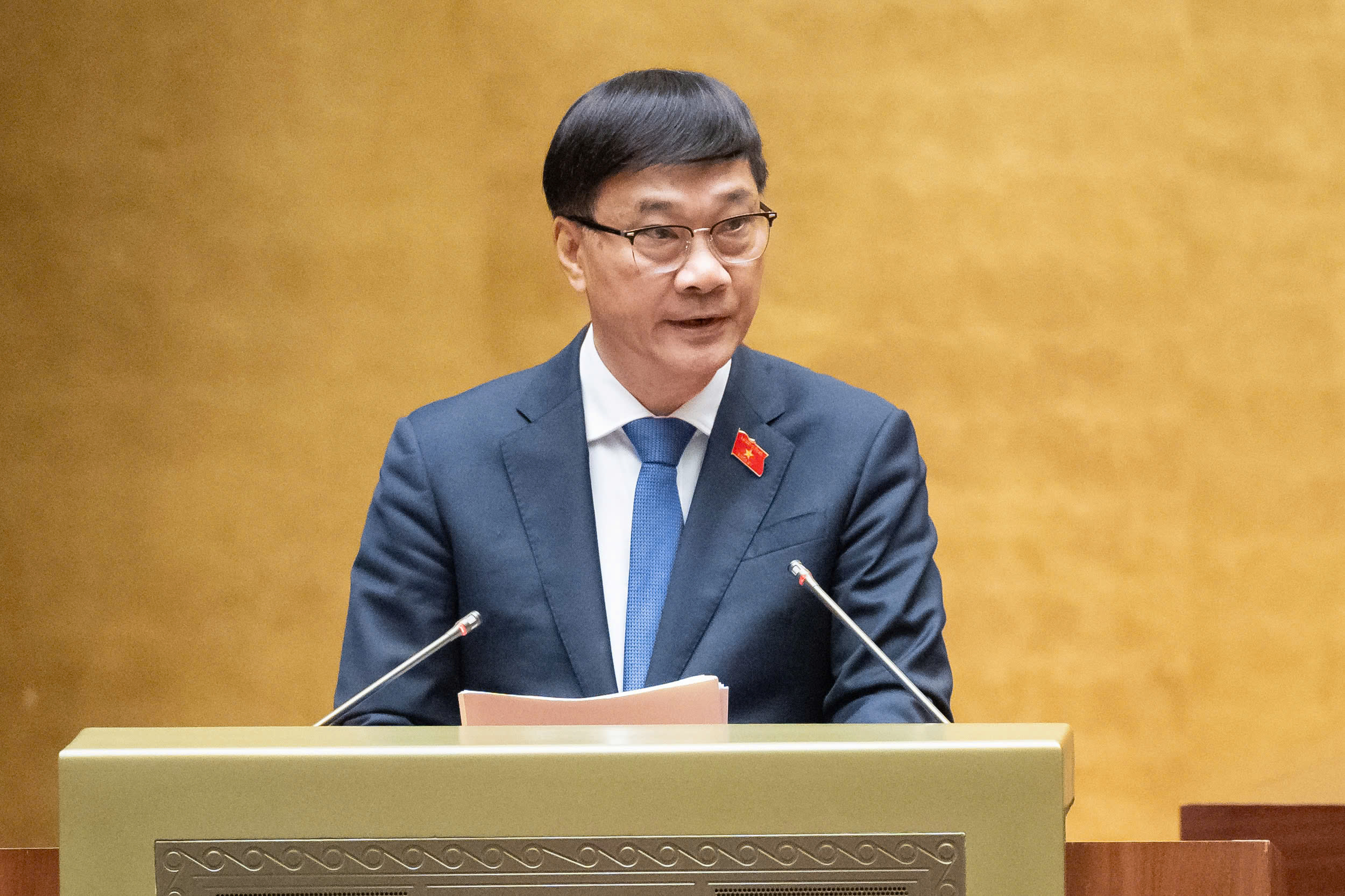 Chủ nhiệm Ủy ban Kinh tế Vũ Hồng Thanh trình bày báo cáo tại kỳ họp - Ảnh: Quochoi.vn