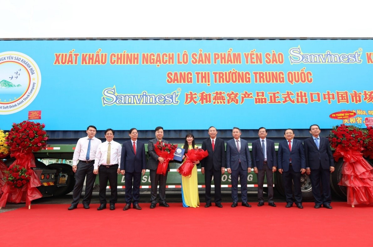 C&ocirc;ng ty Cổ phần Nước giải kh&aacute;t Yến s&agrave;o Kh&aacute;nh H&ograve;a xuất khẩu l&ocirc; h&agrave;ng Yến s&agrave;o Sanvinest Kh&aacute;nh H&ograve;a nguy&ecirc;n chất ch&iacute;nh ngạch đầu ti&ecirc;n sang Trung Quốc.
