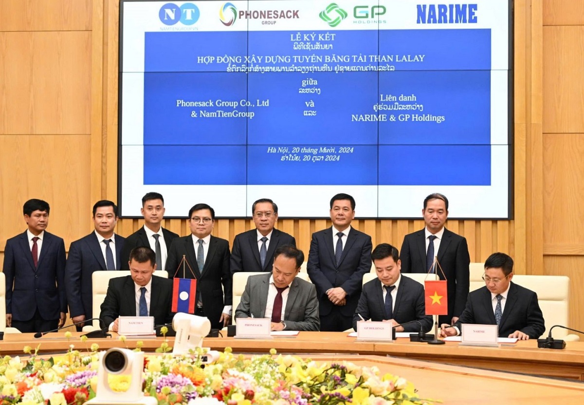 Bộ trưởng Nguyễn Hồng Diên và Bộ trưởng Phosay Sayasone chứng kiến Lễ ký kết Hợp đồng xây dựng tuyến băng tải giữa Liên danh Viện Nghiên cứu Cơ khí - Tập đoàn GP Holdings và Tập đoàn Phonesack (Lào).