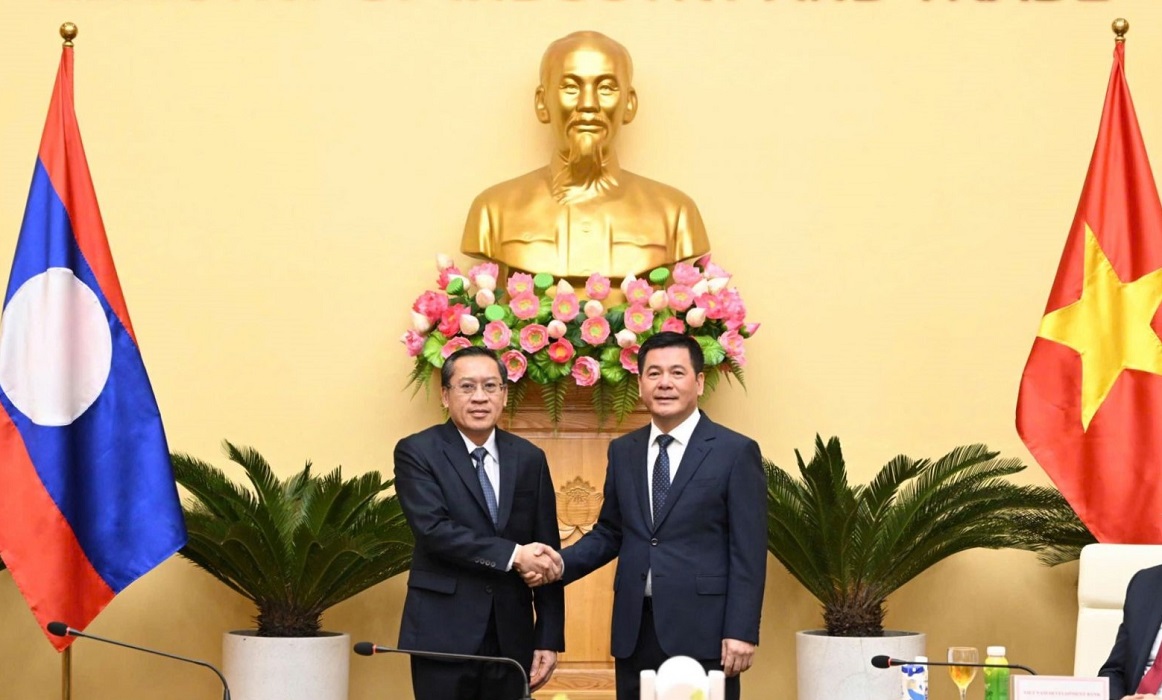 Bộ trưởng Nguyễn Hồng Diên và Bộ trưởng Phosay Sayasone khẳng định tầm quan trọng của hợp tác lĩnh vực năng lượng và mỏ, đặc biệt là trong lĩnh vực điện và than.